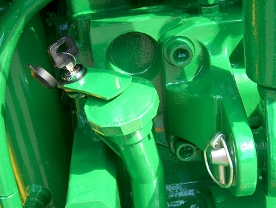 Lockable transmission oil filler cap