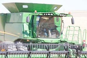 S690 Combine with manual grain tank extensions